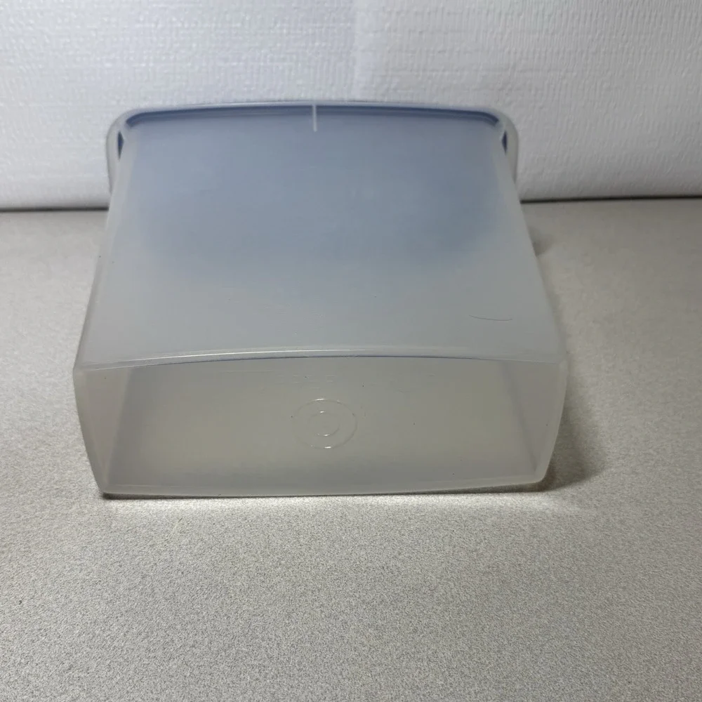 Vintage Tupperware Store N‎ Pour Shear 13 Cup.  471 Cap,  Seal Navy Blue